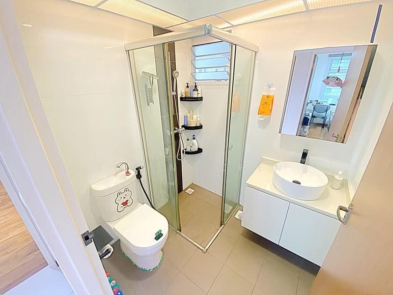 40A Margaret Drive, 40A Margaret Drive, 3 Bedrooms, 947 sqft, HDB Flat For Sale, by Eugene Chen, 500246241 - Bathroom - PropertyGuru.com.sg