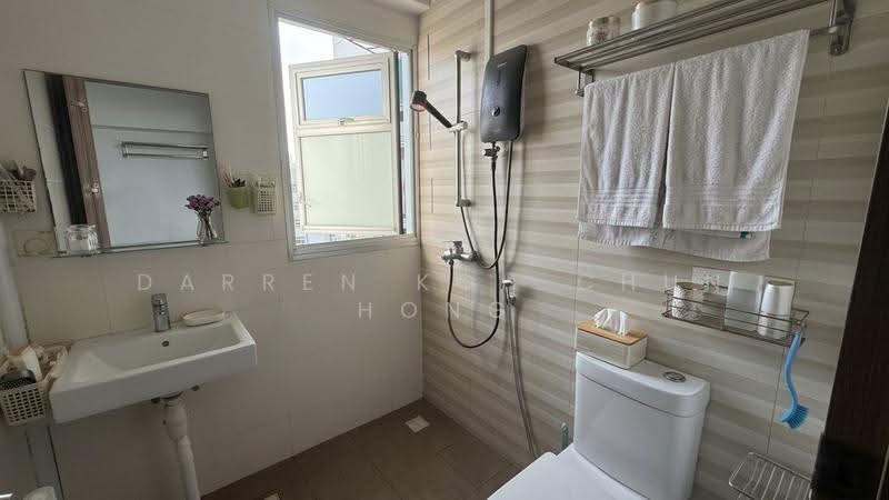 994A Buangkok Link, 994A Buangkok Link, Hougang / Punggol / Sengkang, 2 Bedrooms, 506 sqft, HDB Flat For Sale, by Darren Koh Chun Hong, 500246268 - Bathroom - PropertyGuru.com.sg