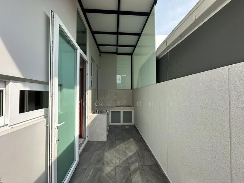 Serangoon Garden Estate, Bridport Avenue, Hougang / Punggol / Sengkang, 4 Bedrooms, 4,500 sqft, Semi-Detached House For Rent, by Nicole Chia, 500246328 - Balcony - PropertyGuru.com.sg