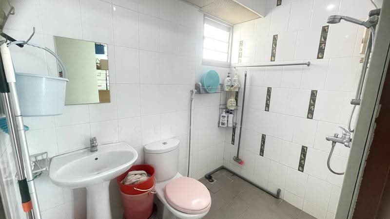 421 Clementi Avenue 1, 421 Clementi Avenue 1, Buona Vista / West Coast / Clementi New Town, 3 Bedrooms, 980 sqft, HDB Flat For Sale, by Jocelyn Tan, 500246351 - Bathroom - PropertyGuru.com.sg