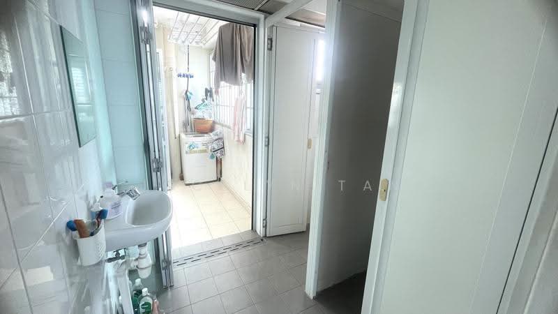 421 Clementi Avenue 1, 421 Clementi Avenue 1, Buona Vista / West Coast / Clementi New Town, 3 Bedrooms, 980 sqft, HDB Flat For Sale, by Jocelyn Tan, 500246351 - Bathroom - PropertyGuru.com.sg