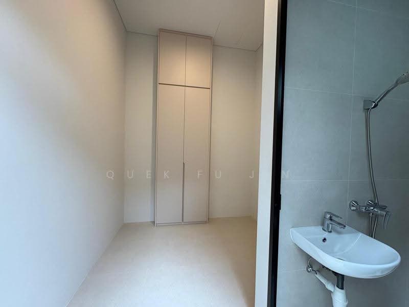 Exclusive Semi-D With Lift And Pool Located At Prime District 10, Tanglin / Holland / Bukit Timah, 5 Bedrooms, 6,764 sqft, Semi-Detached House For Sale, by Quek Fu Jin, 500246441 - Bathroom - PropertyGuru.com.sg