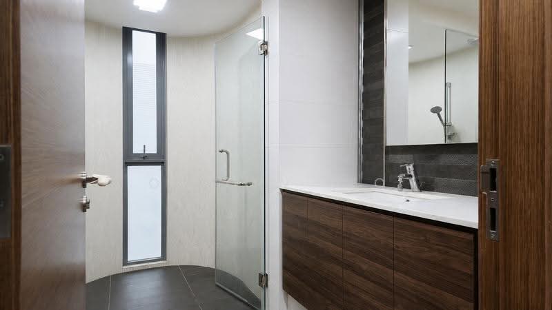 Double Bay Residences, 19B Simei Street 4, 3 Bedrooms, 1,367 sqft, Condominium For Sale, by Osborn Yeo, 500246451 - Master Bathroom - PropertyGuru.com.sg