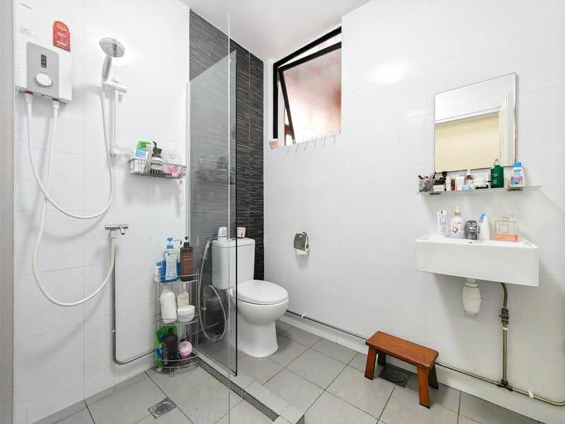 Silahis Apartments, 121 Lorong K Telok Kurau, East Coast / Marine Parade, 3 Bedrooms, 1,280 sqft, Apartment For Sale, by Maisie Wong, 500246500 - Bathroom - PropertyGuru.com.sg