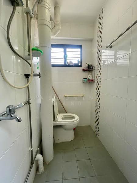 609 Yishun Street 61, 609 Yishun Street 61, Sembawang / Yishun, 3 Bedrooms, 1,119 sqft, HDB Flat For Sale, by Ashcvin Mani, 500246516 - Bathroom - PropertyGuru.com.sg