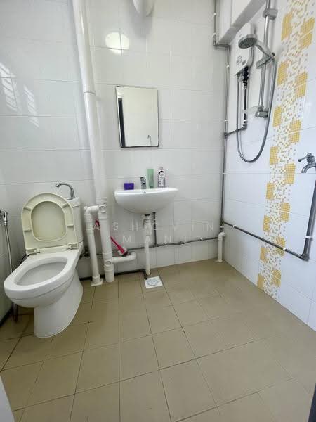 609 Yishun Street 61, 609 Yishun Street 61, Sembawang / Yishun, 3 Bedrooms, 1,119 sqft, HDB Flat For Sale, by Ashcvin Mani, 500246516 - Bathroom - PropertyGuru.com.sg