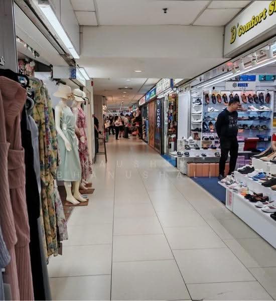 Lucky Plaza, 304 304, Orchard / River Valley, 388 sqft, Mall Shop For Sale, by Kaushik Bhanushali, 500246595 - CommercialGuru.com.sg
