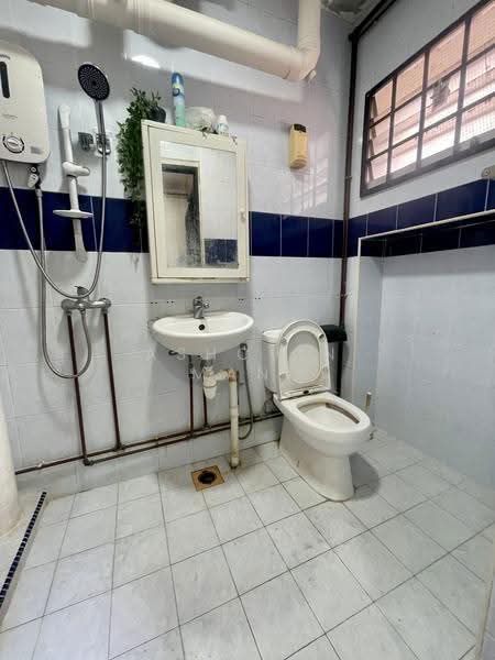 229 Pasir Ris Street 21, 229 Pasir Ris Street 21, Pasir Ris / Tampines, 3 Bedrooms, 1,399 sqft, HDB Flat For Sale, by Ashcvin Mani, 500246604 - Bathroom - PropertyGuru.com.sg