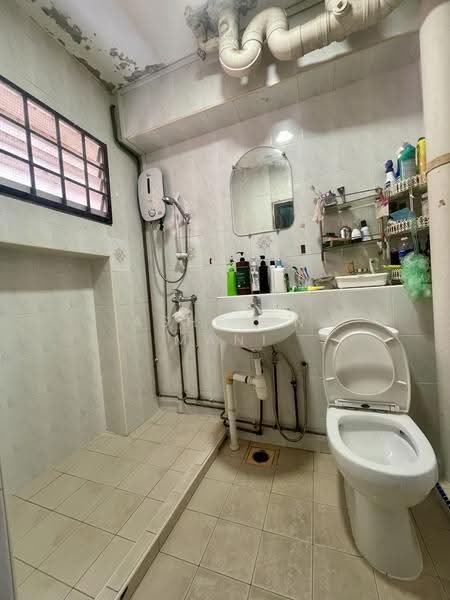 229 Pasir Ris Street 21, 229 Pasir Ris Street 21, Pasir Ris / Tampines, 3 Bedrooms, 1,399 sqft, HDB Flat For Sale, by Ashcvin Mani, 500246604 - Bathroom - PropertyGuru.com.sg