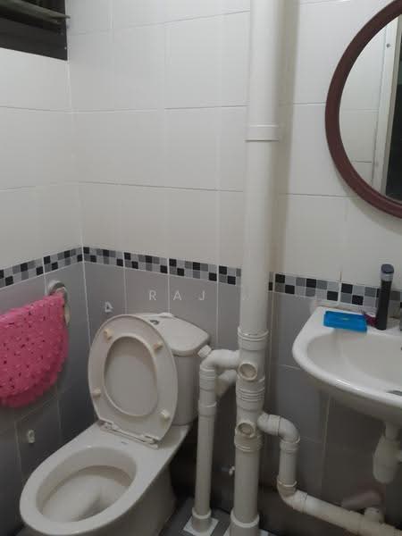 410 Bedok North Avenue 2, 410 Bedok North Avenue 2, 2 Bedrooms, 735 sqft, HDB Flat For Rent, by Raj ., 500246647 - Bathroom - PropertyGuru.com.sg