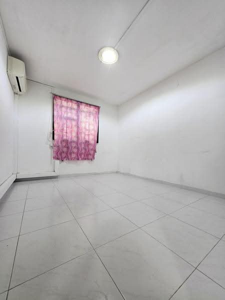 57 Lorong 5 Toa Payoh, 57 Lorong 5 Toa Payoh, Balestier / Toa Payoh, 2 Bedrooms, 657 sqft, HDB Flat For Sale, by Francesca Lee, 500246661 - Bedroom 1 - PropertyGuru.com.sg