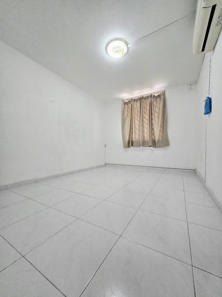 57 Lorong 5 Toa Payoh, 57 Lorong 5 Toa Payoh, Balestier / Toa Payoh, 2 Bedrooms, 657 sqft, HDB Flat For Sale, by Francesca Lee, 500246661 - Bedroom 2 - PropertyGuru.com.sg