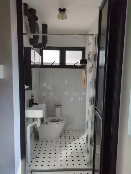 305 Ubi Avenue 1, 305 Ubi Avenue 1, Eunos / Geylang / Paya Lebar, 2 Bedrooms, 670 sqft, HDB Flat For Rent, by Toh Hong Chuah, 500246673 - Bathroom - PropertyGuru.com.sg