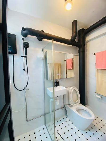 305 Ubi Avenue 1, 305 Ubi Avenue 1, Eunos / Geylang / Paya Lebar, 2 Bedrooms, 670 sqft, HDB Flat For Rent, by Toh Hong Chuah, 500246673 - Bathroom - PropertyGuru.com.sg
