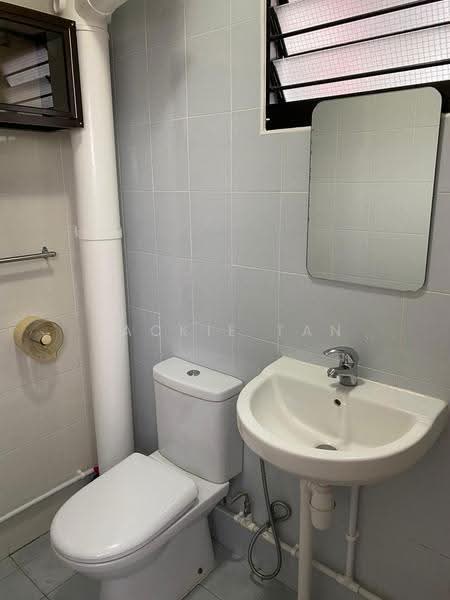 434 Tampines Street 43, 434 Tampines Street 43, Pasir Ris / Tampines, Room Rental, 130 sqft, HDB Flat For Rent, by JACKIE TAN, 500246684 - Bathroom - PropertyGuru.com.sg