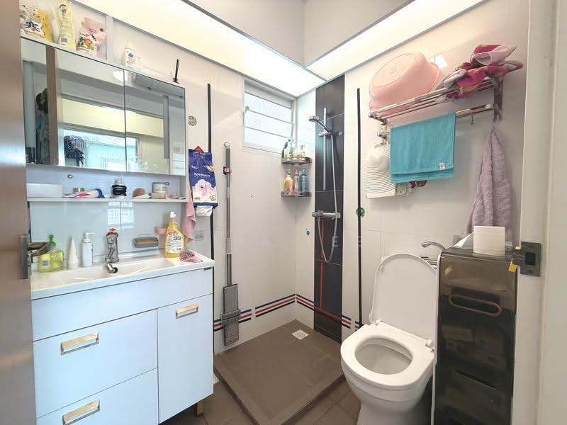 42A Margaret Drive, 42A Margaret Drive, Alexandra / Commonwealth, 3 Bedrooms, 979 sqft, HDB Flat For Sale, by Gina Lee, 500246686 - Bathroom - PropertyGuru.com.sg