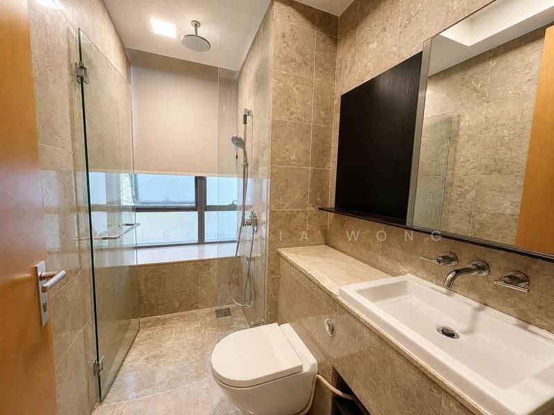 Helios Residences, 15 Cairnhill Circle, Orchard / River Valley, 3 Bedrooms, 1,701 sqft, Condominium For Sale, by Priscillia Wong, 500246705 - Common bath - PropertyGuru.com.sg