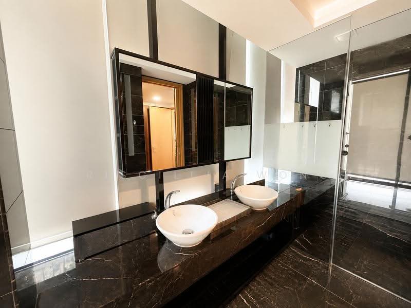 Helios Residences, 15 Cairnhill Circle, Orchard / River Valley, 3 Bedrooms, 1,701 sqft, Condominium For Sale, by Priscillia Wong, 500246705 - Master bath - PropertyGuru.com.sg