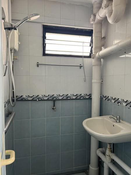 8 Bedok South Avenue 2, 8 Bedok South Avenue 2, Bedok / Upper East Coast, 3 Bedrooms, 883 sqft, HDB Flat For Sale, by Chin Wei NG, 500246738 - Bathroom - PropertyGuru.com.sg