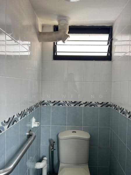 8 Bedok South Avenue 2, 8 Bedok South Avenue 2, Bedok / Upper East Coast, 3 Bedrooms, 883 sqft, HDB Flat For Sale, by Chin Wei NG, 500246738 - Bathroom - PropertyGuru.com.sg