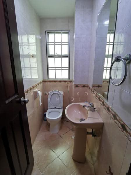 Westville, 11 Westwood Walk, Boon Lay / Jurong / Tuas, 5 Bedrooms, 2,800 sqft, Semi-Detached House For Rent, by Angel Koh An Qi, 500246739 - Bathroom - PropertyGuru.com.sg