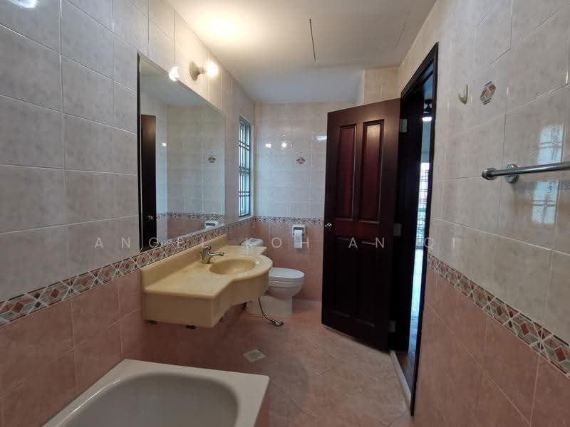 Westville, 11 Westwood Walk, Boon Lay / Jurong / Tuas, 5 Bedrooms, 2,800 sqft, Semi-Detached House For Rent, by Angel Koh An Qi, 500246739 - Bathroom - PropertyGuru.com.sg