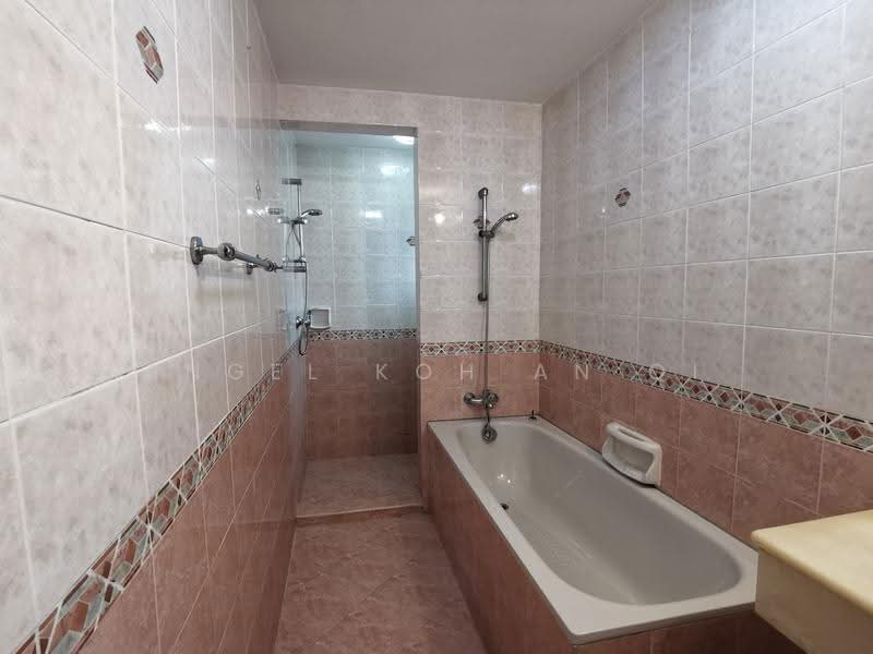 Westville, 11 Westwood Walk, Boon Lay / Jurong / Tuas, 5 Bedrooms, 2,800 sqft, Semi-Detached House For Rent, by Angel Koh An Qi, 500246739 - Bathroom - PropertyGuru.com.sg