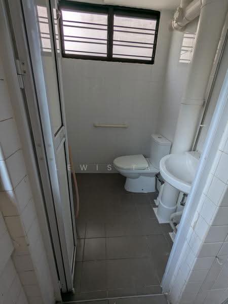 150 Ang Mo Kio Avenue 5, 150 Ang Mo Kio Avenue 5, 2 Bedrooms, 731 sqft, HDB Flat For Rent, by Lewis Tam, 500246770 - Bathroom - PropertyGuru.com.sg
