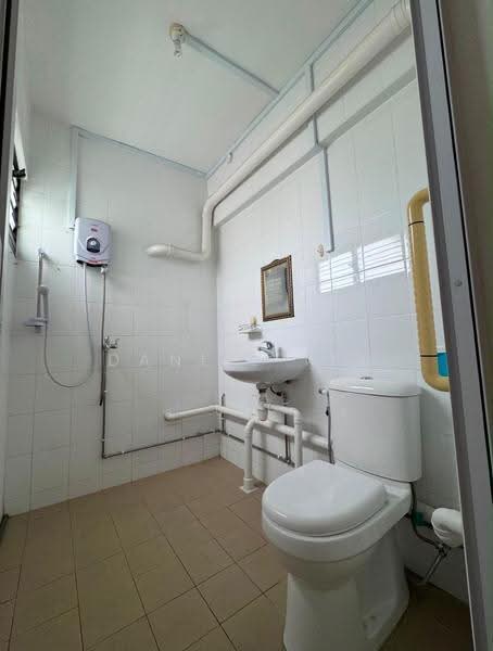 326 Hougang Avenue 7, 326 Hougang Avenue 7, Hougang / Punggol / Sengkang, 3 Bedrooms, 1,119 sqft, HDB Flat For Rent, by Daniel Tey, 500246778 - Bathroom - PropertyGuru.com.sg