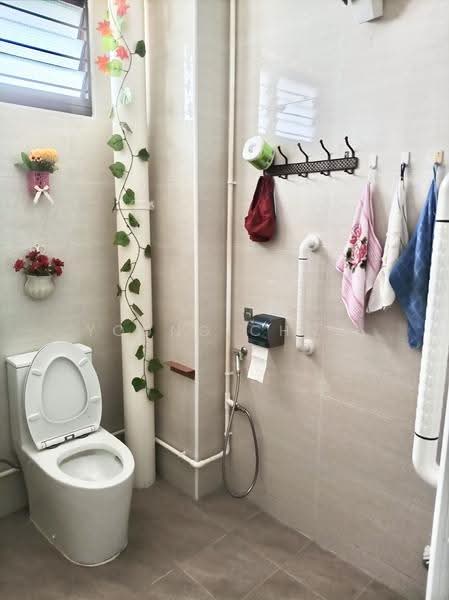 931 Jurong West Street 92, 931 Jurong West Street 92, Boon Lay / Jurong / Tuas, Room Rental, 108 sqft, HDB Flat For Rent, by Young Chng, 500246806 - Bathroom - PropertyGuru.com.sg