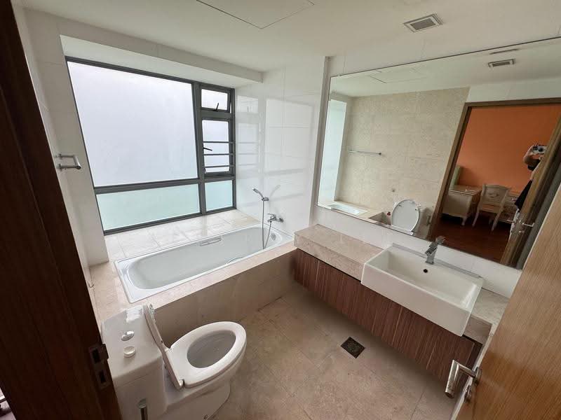 Waterfront Waves, 766 Bedok Reservoir Road, 4 Bedrooms, 1,518 sqft, Condominium For Rent, by Jeffrey Lee, 500246865 - Bathroom - PropertyGuru.com.sg