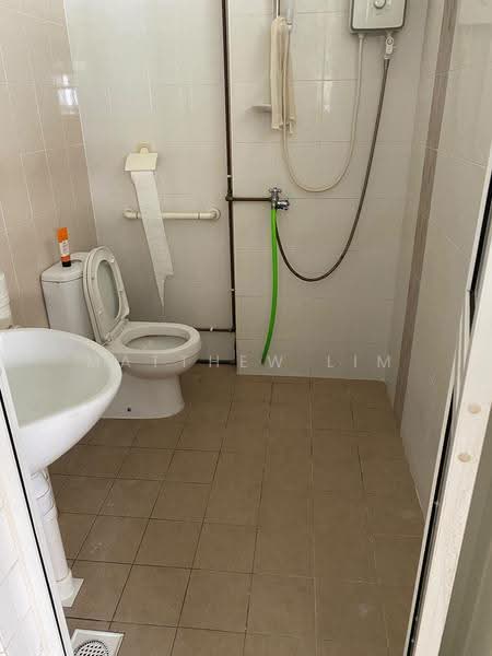 275 Tampines Street 22, 275 Tampines Street 22, Pasir Ris / Tampines, 3 Bedrooms, 1,130 sqft, HDB Flat For Rent, by Matthew Lim, 500246867 - Bathroom - PropertyGuru.com.sg