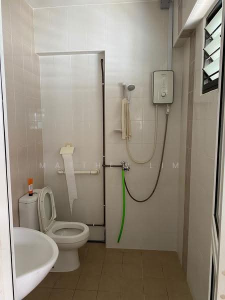 275 Tampines Street 22, 275 Tampines Street 22, Pasir Ris / Tampines, 3 Bedrooms, 1,130 sqft, HDB Flat For Rent, by Matthew Lim, 500246867 - Bathroom - PropertyGuru.com.sg