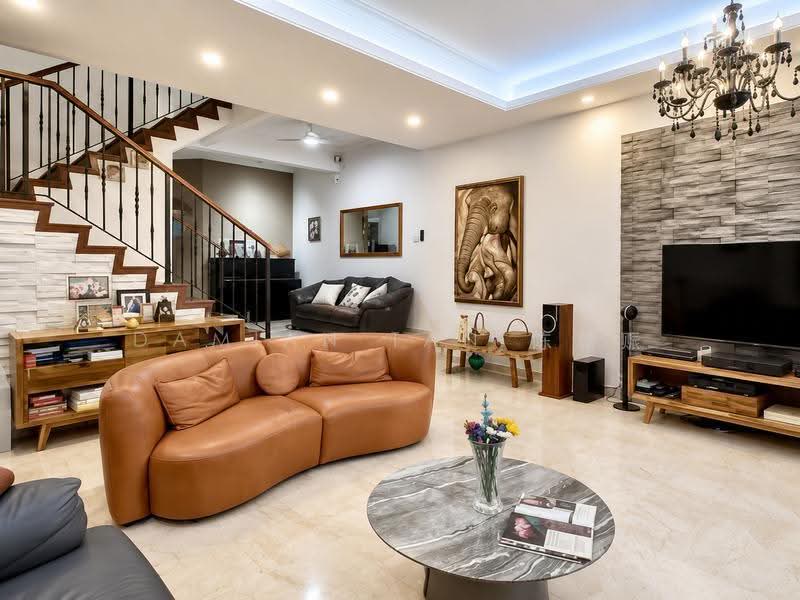 ✸LOWEST PSF RENOVATED INTER TERRACE IN D10✸HENRY PARK VICINITY✸NEAR BUS STOPS, JELITA MALL & MKT✸, Holland Grove Road Mount Sinai Jalan Kebaya Moonbeam Jelita Tenang Istimewa Maryland Ming Teck Greenleaf Sixth Haji Alias Namly Coronation Lim Tai See Allamanda Ampang Siantan Hua Guan Siantuan Lantana Lemon Lasia Lotus Lily Maple Cypress Fir Redwood, Tanglin / Holland / Bukit Timah, 3 Bedrooms, 2,740 sqft, Terraced House For Sale, by Damian Tan 陈係赈, 500246917 - Living Room - PropertyGuru.com.sg