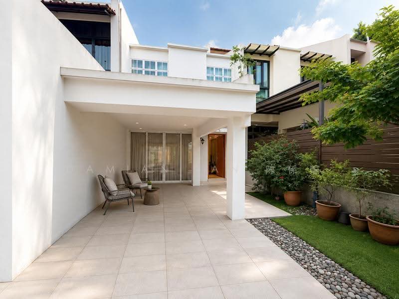 ✸LOWEST PSF RENOVATED INTER TERRACE IN D10✸HENRY PARK VICINITY✸NEAR BUS STOPS, JELITA MALL & MKT✸, Holland Grove Road Mount Sinai Jalan Kebaya Moonbeam Jelita Tenang Istimewa Maryland Ming Teck Greenleaf Sixth Haji Alias Namly Coronation Lim Tai See Allamanda Ampang Siantan Hua Guan Siantuan Lantana Lemon Lasia Lotus Lily Maple Cypress Fir Redwood, Tanglin / Holland / Bukit Timah, 3 Bedrooms, 2,740 sqft, Terraced House For Sale, by Damian Tan 陈係赈, 500246917 - Backyard - PropertyGuru.com.sg