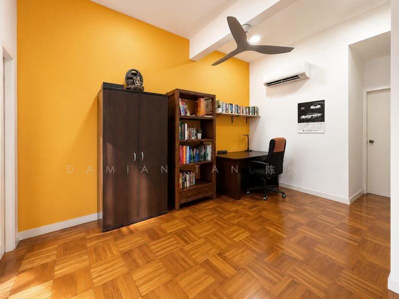 ✸LOWEST PSF RENOVATED INTER TERRACE IN D10✸HENRY PARK VICINITY✸NEAR BUS STOPS, JELITA MALL & MKT✸, Holland Grove Road Mount Sinai Jalan Kebaya Moonbeam Jelita Tenang Istimewa Maryland Ming Teck Greenleaf Sixth Haji Alias Namly Coronation Lim Tai See Allamanda Ampang Siantan Hua Guan Siantuan Lantana Lemon Lasia Lotus Lily Maple Cypress Fir Redwood, Tanglin / Holland / Bukit Timah, 3 Bedrooms, 2,740 sqft, Terraced House For Sale, by Damian Tan 陈係赈, 500246917 - Bedroom - PropertyGuru.com.sg