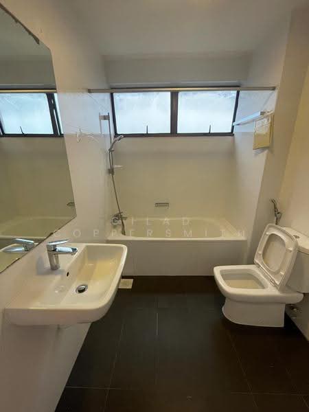 The Cairnhill, 4 Cairnhill Rise, Orchard / River Valley, 4 Bedrooms, 2,809 sqft, Condominium For Rent, by Gilad Coppersmith, 500246925 - Bathroom - PropertyGuru.com.sg