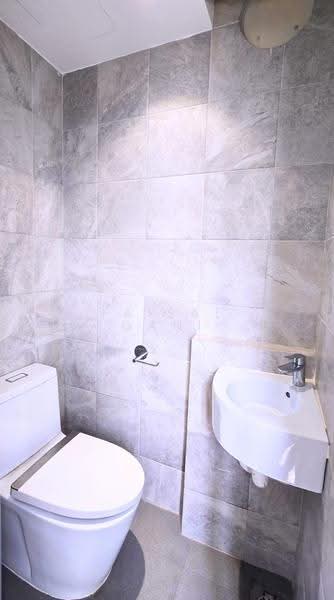 Sunville, 22 Saint Michael's Road, Balestier / Toa Payoh, 4 Bedrooms, 1,324 sqft, Apartment For Sale, by Faisal Gani, 500246932 - Service Yard Bathroom - PropertyGuru.com.sg