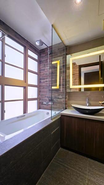 Sunville, 22 Saint Michael's Road, Balestier / Toa Payoh, 4 Bedrooms, 1,324 sqft, Apartment For Sale, by Faisal Gani, 500246932 - Master Bathroom Ensuite Bathroom - PropertyGuru.com.sg