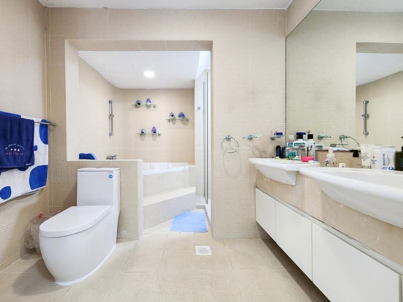Peach Garden, 1 Peach Garden, 4 Bedrooms, 2,766 sqft, Apartment For Sale, by Bell Tan (Annabella), 500246944 - Master Bathroom - PropertyGuru.com.sg