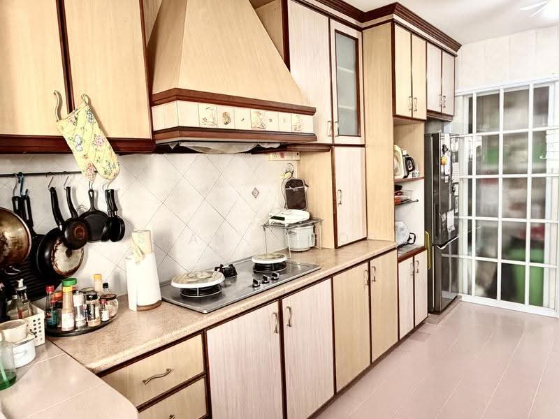 150 Bedok Reservoir Road, 150 Bedok Reservoir Road, 3 Bedrooms, 904 sqft, HDB Flat For Sale, by Shan Farook, 500246980 - Wide & Longish Kitchen - PropertyGuru.com.sg