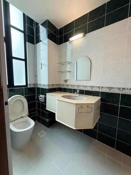 Fernhill Road, Fernhill Road, Orchard / River Valley, 6 Bedrooms, 3,000 sqft, Semi-Detached House For Rent, by Jean Koh, 500246991 - Bathroom - PropertyGuru.com.sg