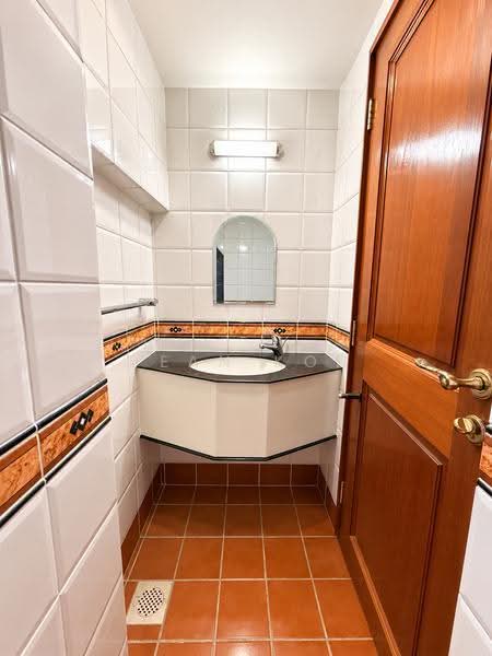 Fernhill Road, Fernhill Road, Orchard / River Valley, 6 Bedrooms, 3,000 sqft, Semi-Detached House For Rent, by Jean Koh, 500246991 - Bathroom - PropertyGuru.com.sg