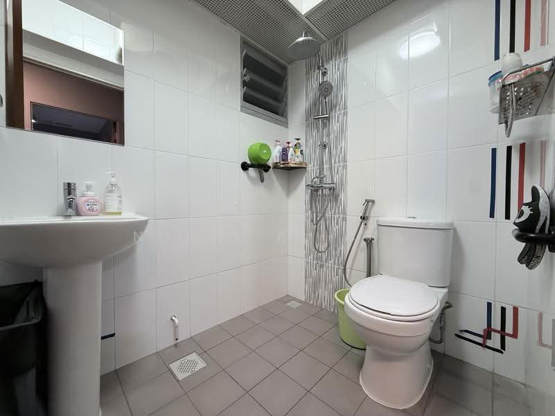 95B Henderson Road, 95B Henderson Road, 2 Bedrooms, 732 sqft, HDB Flat For Sale, by Nuris Alicia, 500247082 - Bathroom - PropertyGuru.com.sg