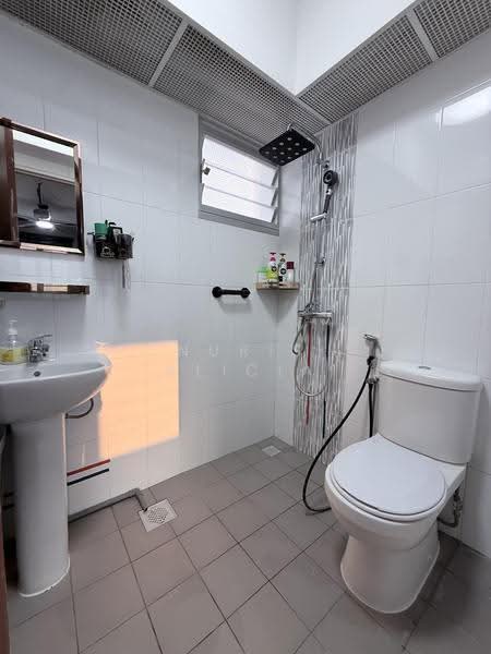 95B Henderson Road, 95B Henderson Road, 2 Bedrooms, 732 sqft, HDB Flat For Sale, by Nuris Alicia, 500247082 - Bathroom - PropertyGuru.com.sg