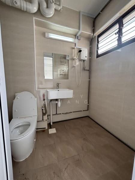43 Sims Drive, 43 Sims Drive, Eunos / Geylang / Paya Lebar, 2 Bedrooms, 1,119 sqft, HDB Flat For Rent, by Betty Chiang, 500247144 - Master Bathroom - PropertyGuru.com.sg