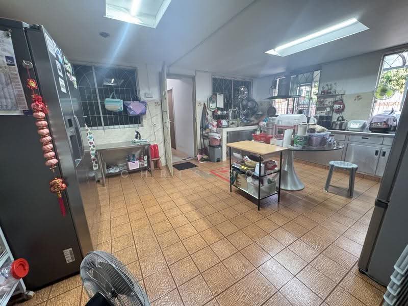 Land 4632 sqft Semi-D at $828k, Bedok / Upper East Coast, 6 Bedrooms, 4,000 sqft, Semi-Detached House For Sale, by Chris Soo, 500247146 - Kitchen - PropertyGuru.com.sg