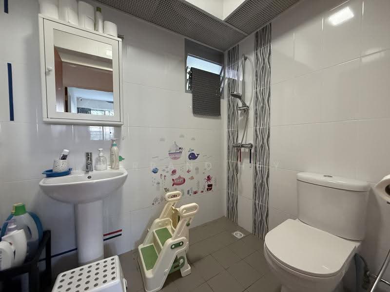 93B Telok Blangah Street 31, 93B Telok Blangah Street 31, Harbourfront / Telok Blangah, 3 Bedrooms, 1,001 sqft, HDB Flat For Sale, by Farrand Hey, 500247192 - Bathroom - PropertyGuru.com.sg