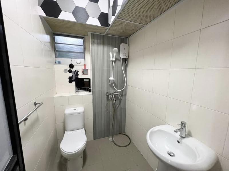 57 Teban Gardens Road, 57 Teban Gardens Road, Boon Lay / Jurong / Tuas, 2 Bedrooms, 721 sqft, HDB Flat For Rent, by Sani Faisal, 500247216 - Bathroom - PropertyGuru.com.sg