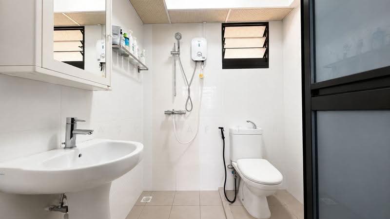 467A Bukit Batok West Avenue 9, 467A Bukit Batok West Avenue 9, Dairy Farm / Bukit Panjang / Choa Chu Kang, 2 Bedrooms, 732 sqft, HDB Flat For Sale, by Asyraaf TCR, 500247243 - Bathroom - PropertyGuru.com.sg
